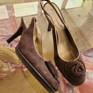 Size  8 brown suede with gold leather trim. 3" heel. Suede flower design.